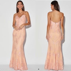 🎄NWOT Lulu’s blush maxi gown size small